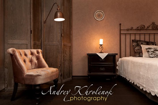 Интерьер спальни с интимным приглушённым светом © Фотограф Андрей Хроленок