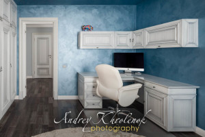 Белый мебельный гарнитур в рабочем кабинете с синими стенами. © Andrey Khrolenok